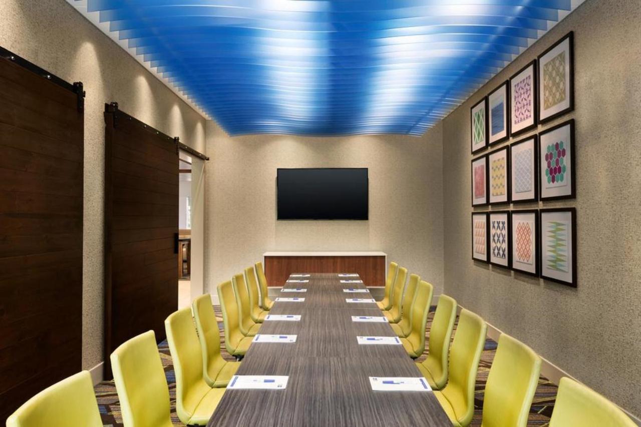 Holiday Inn Express & Suites - Dallas Market Center By Ihg Exterior foto