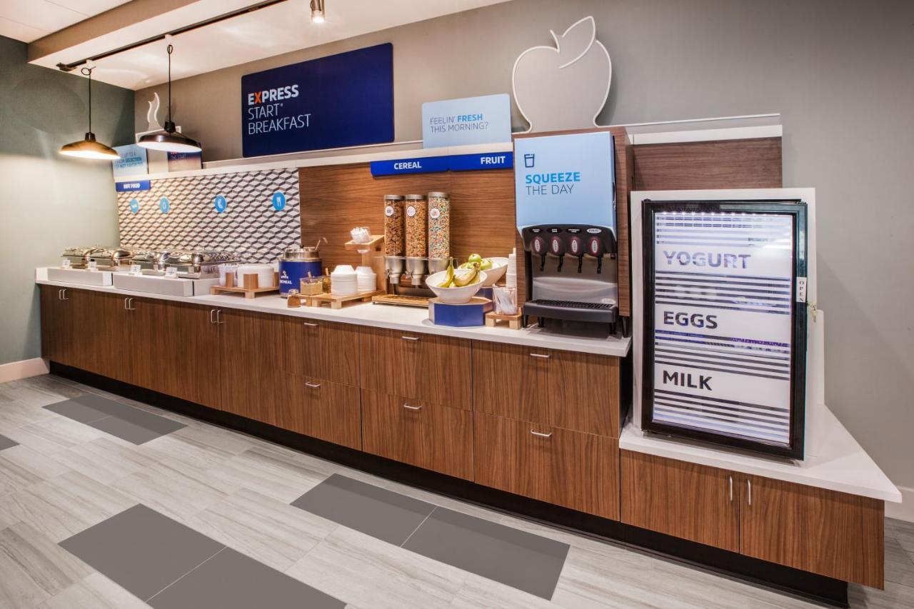 Holiday Inn Express & Suites - Dallas Market Center By Ihg Exterior foto